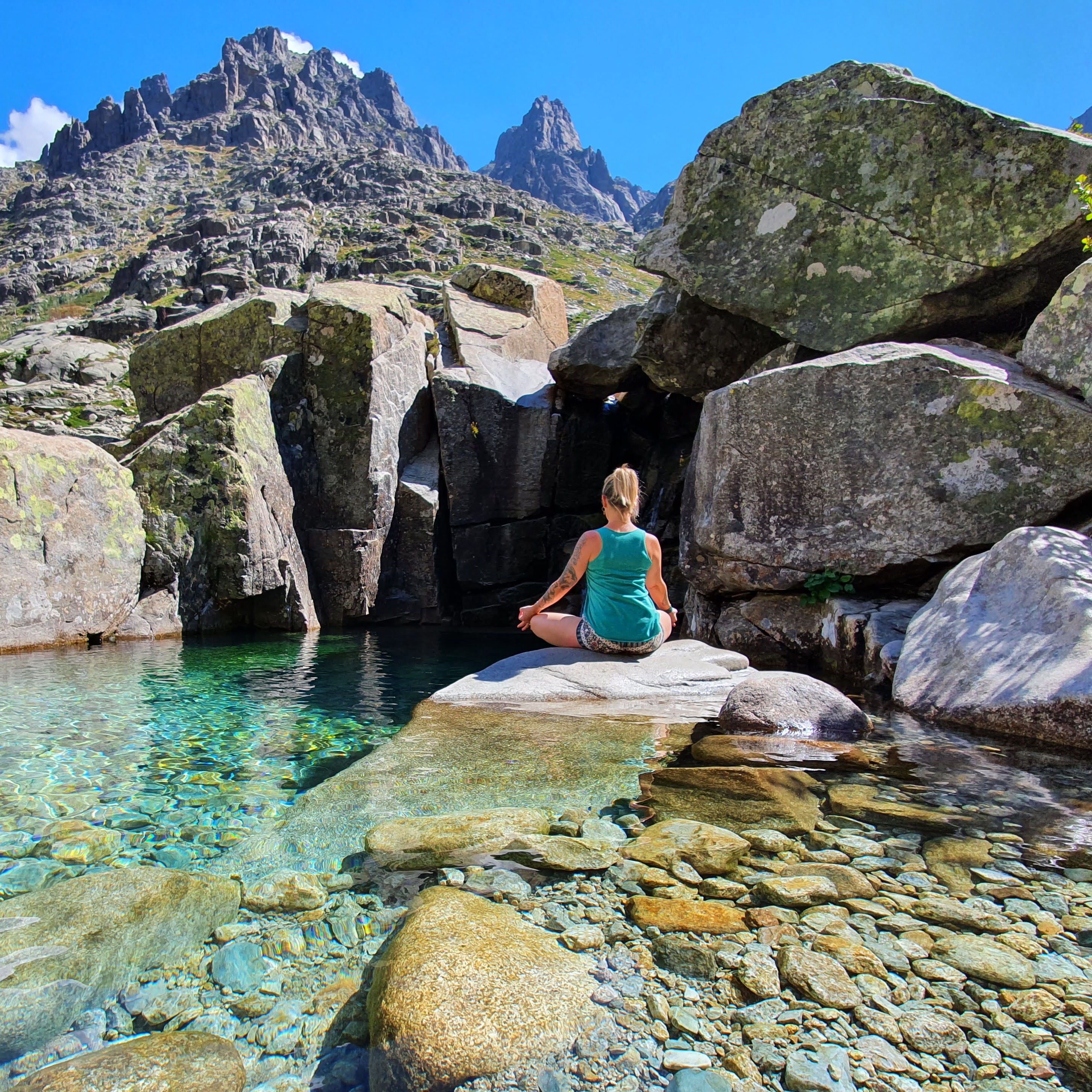  posture de yoga de leeza à la montagne